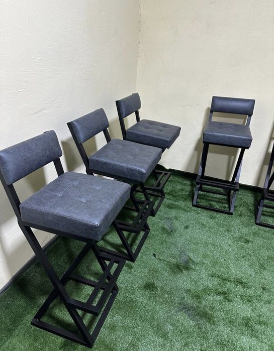 Барных стульев в стиле лофт металлическим каркасом с мягкими сиденьями