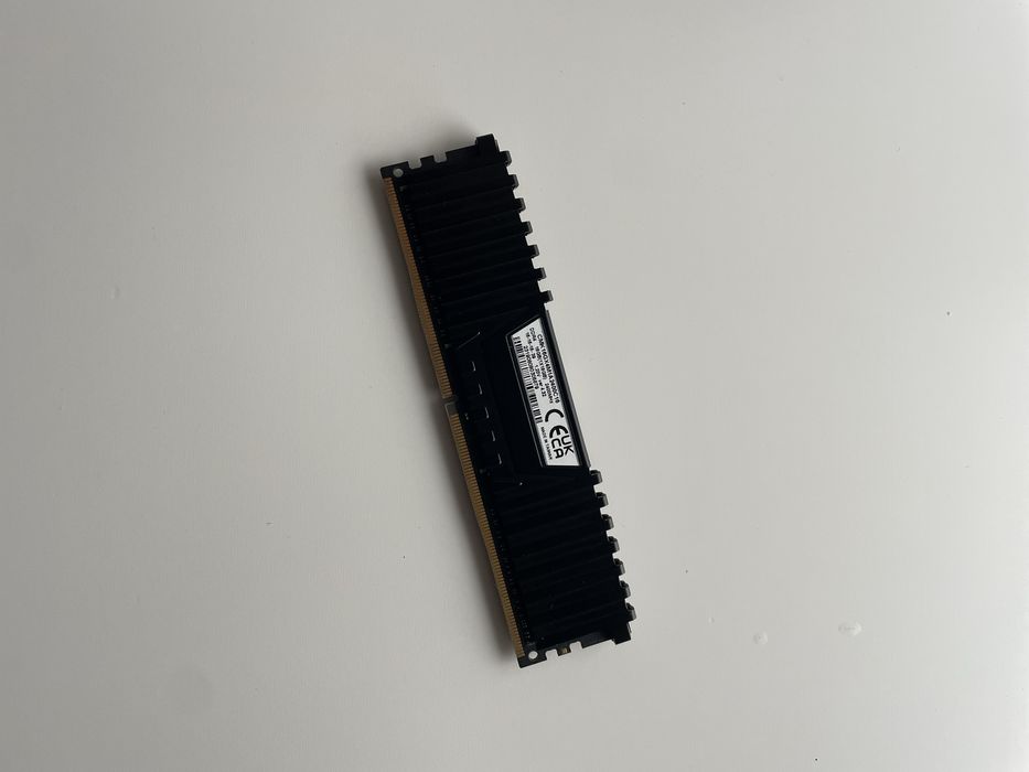 • RAM • Corsair • 16gb •