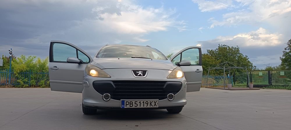 Продавам личния си автомобил