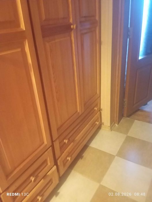 Продавам гардероб и скрин от масив