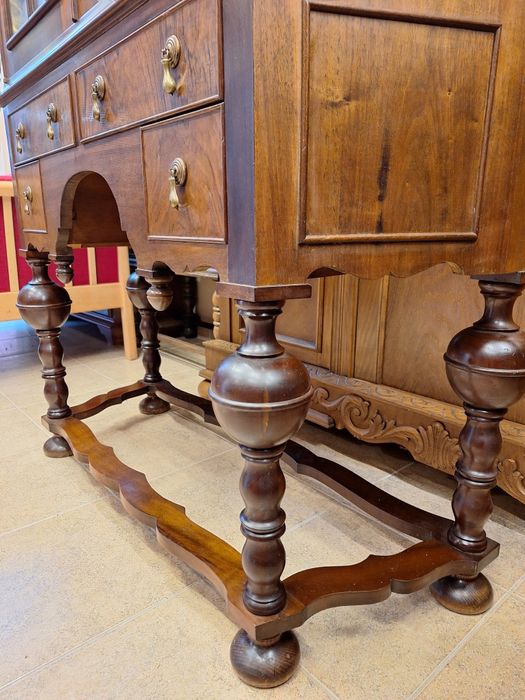 Античен трапезен бюфет