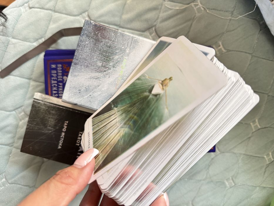 Продам карты таро, книга в подарок