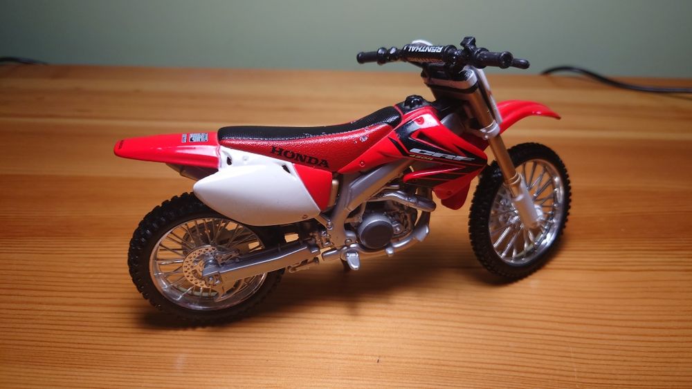 Продавам модел на Кросов мотор Honda crf450R