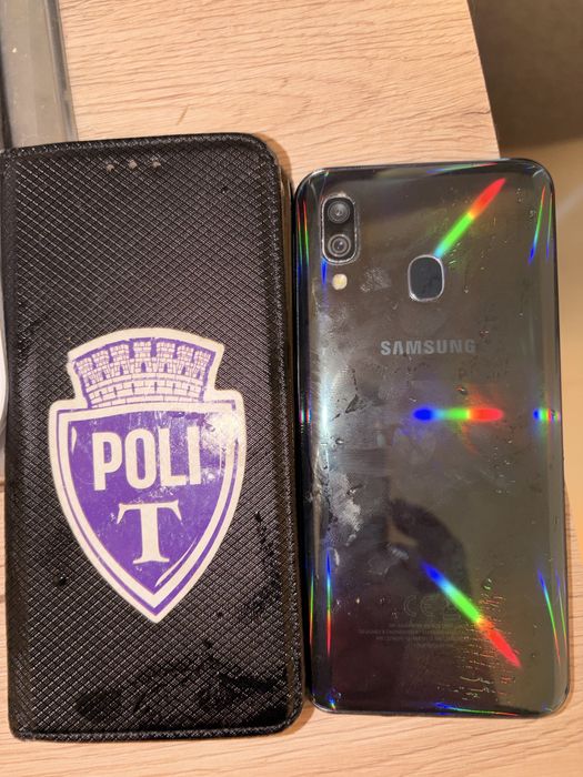 Smartphone cel  in poza usor bourne ectan dar functional bateria tine