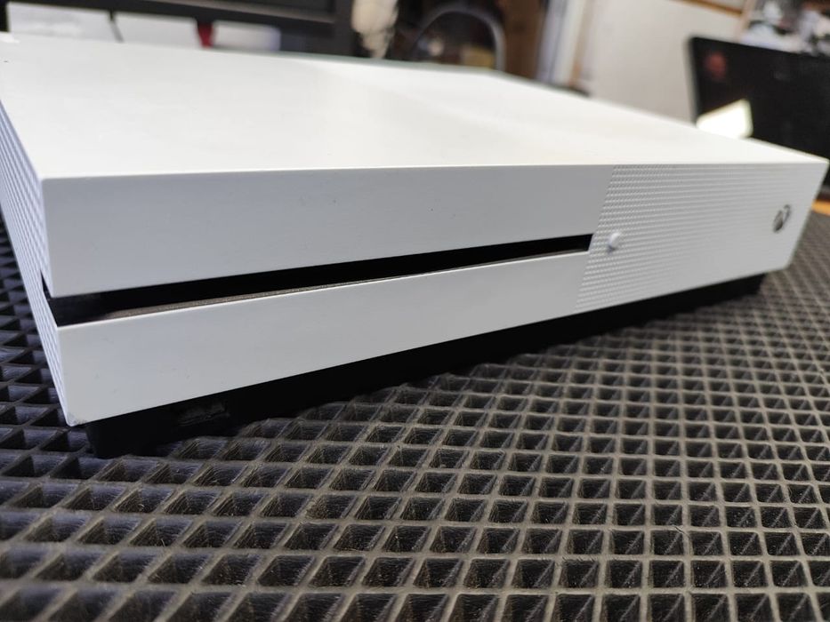 XBOX ONE S/геймпад оригинал/состояние хорошее/дисковод тихий.