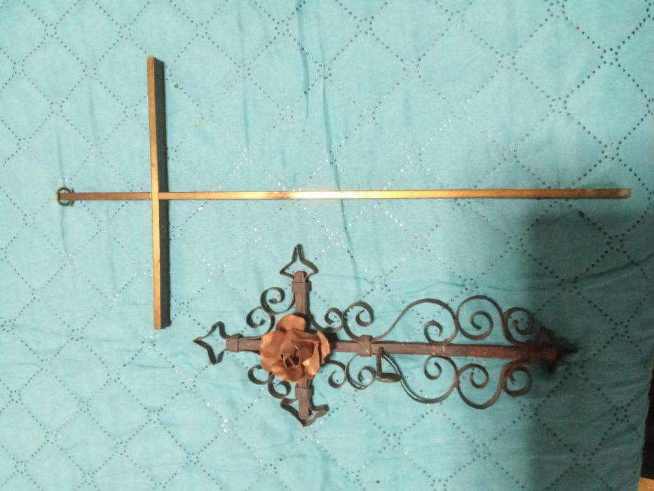 Два метални винтидж кръста