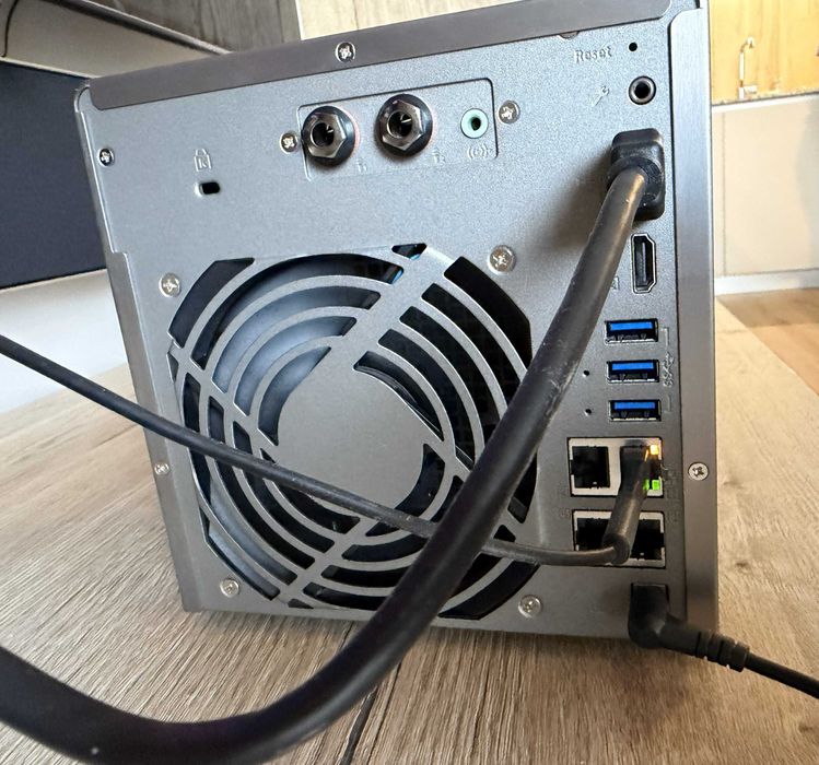 Продавам NAS QNAP TS-453A с 24TB дискове