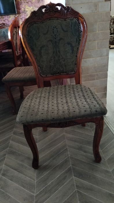 Продам гостиный стол со стульями