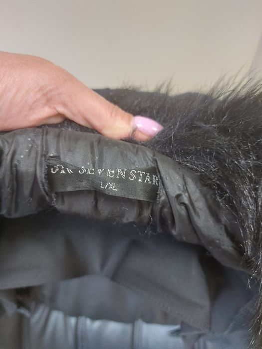 Намален черен дамски пухен елек