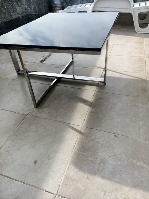 Холна маса със стъкло