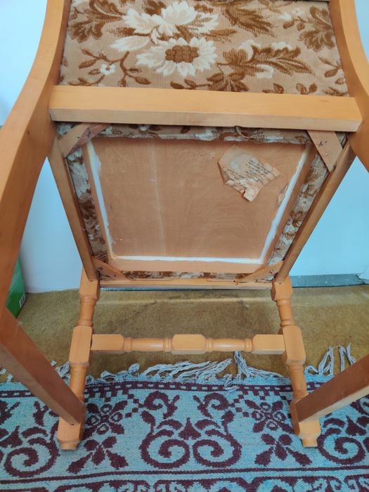 Трапезни столове от масивна дървесина