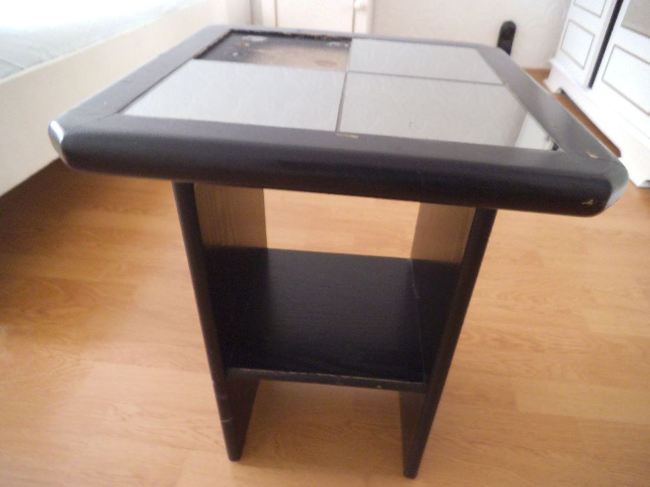 Малка черна масичка