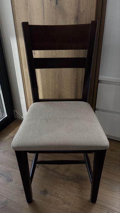 Два броя кухненски столове