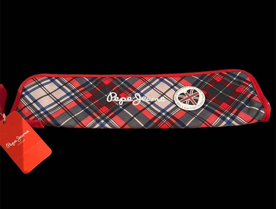 Несесер за училище , има и значка на марката Pepe Jeans