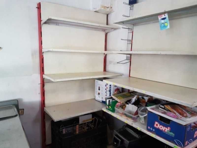 Прадавам два метални стилажа.