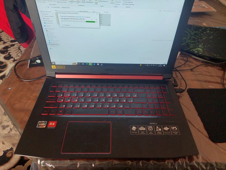 Ноутбук сотилади