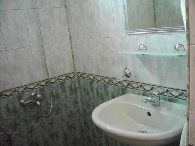 Продава се Хотел в Димитровград - 640 кв.м за 1000 €/кв.м - Снимка #9