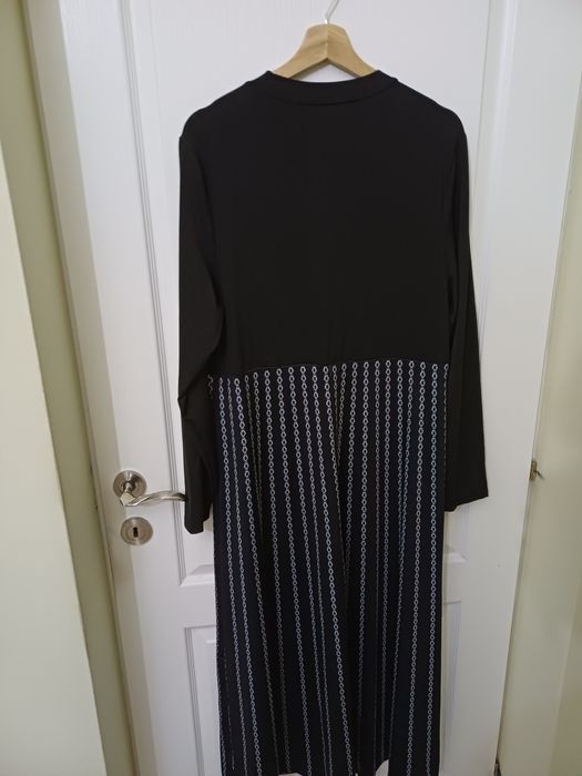 Rochie neagra cu dungi albe