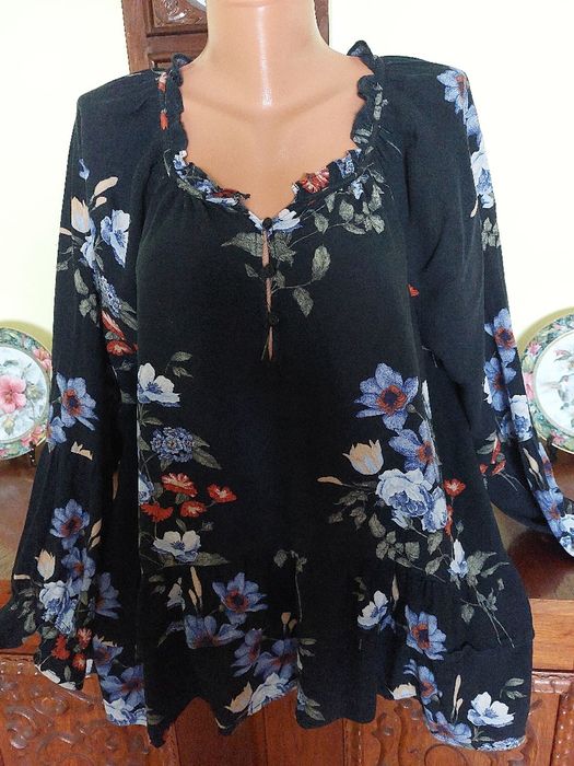 Bluza noua minunata, imprimeu floral, volane, maneci deosebite