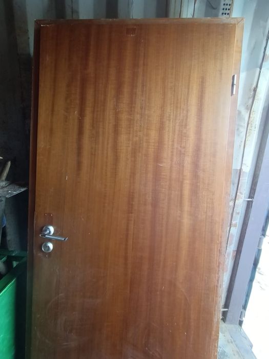 Двери коричневые