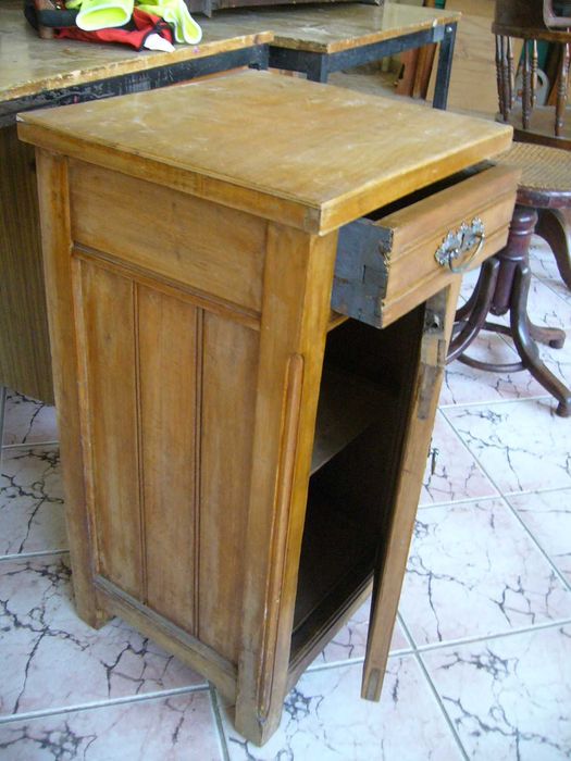 Старинни Нощни Шкафчета