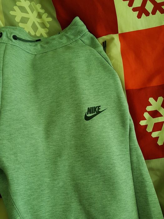 Долнище nike,чисто ново оказа се голямо.Серията е мисля tech .