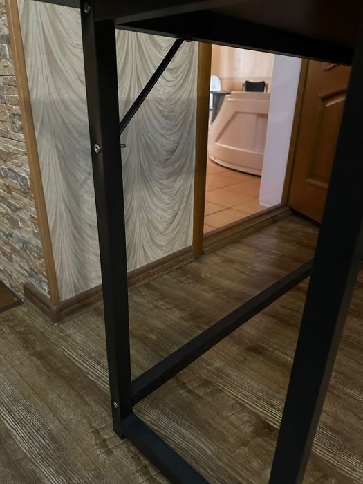 Стол в комплекте с полкой