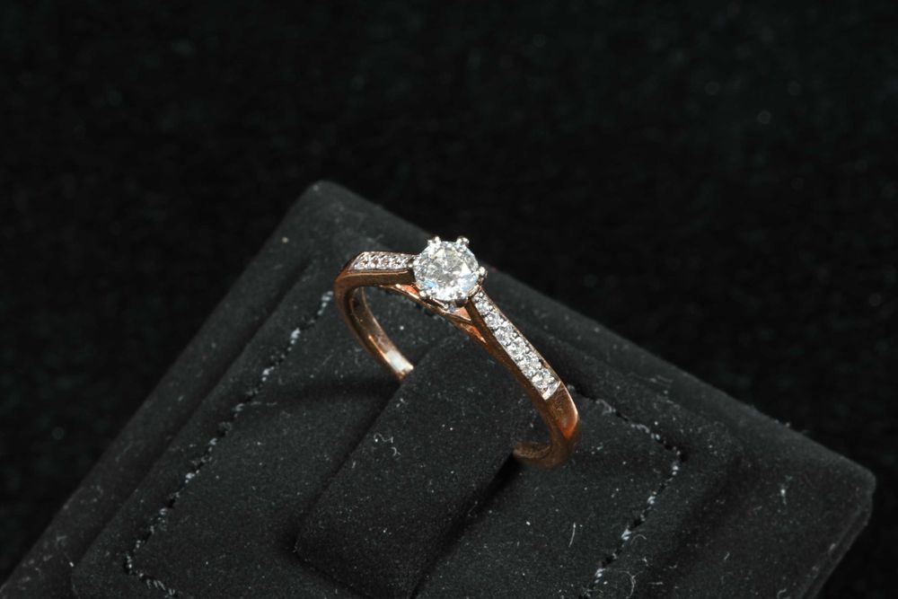 Златен Пръстен 750 (18к) с 13 диаманта, централен 0.30 кт F/G VS2, 54