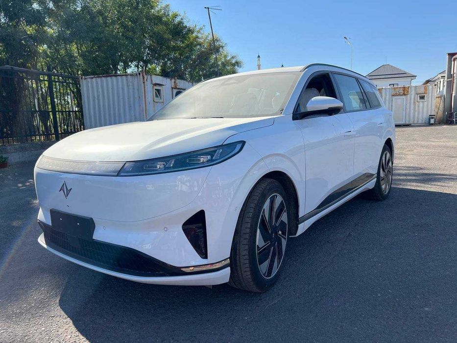 Dongfeng eπ008MAX