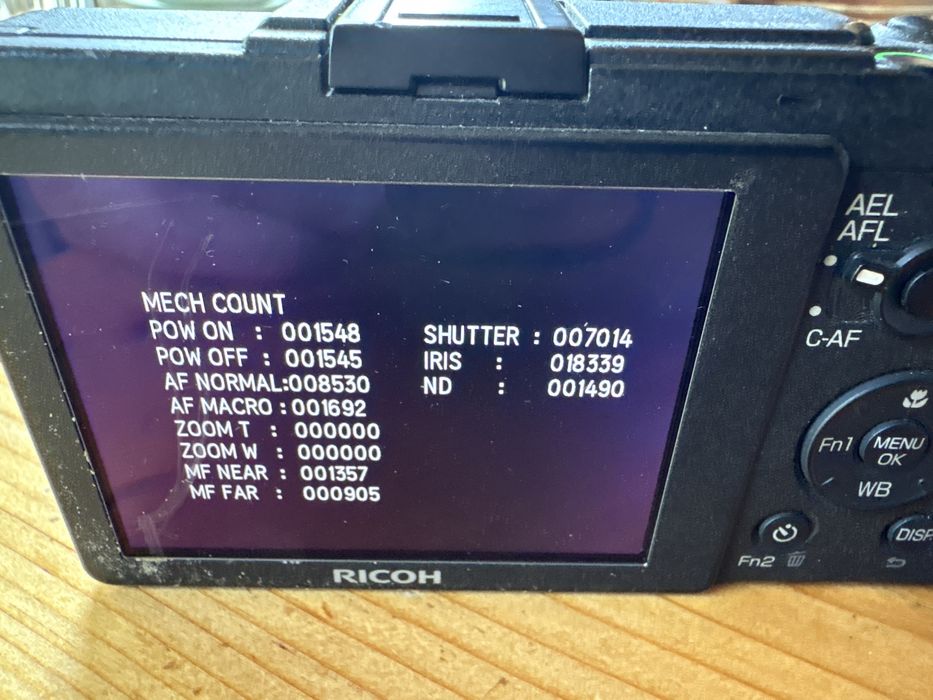 Ricoh GR II – 16.2MP APS-C, WiFi, doar 7.000 declanșări