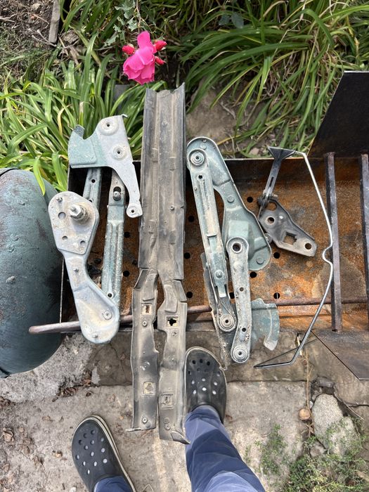 Продам капот и багажник на 124