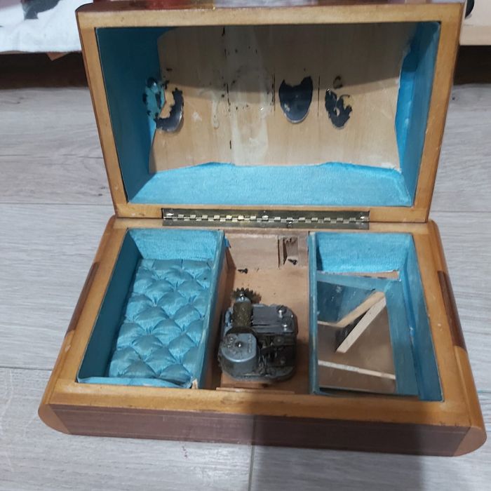 Cutie muzicală veche