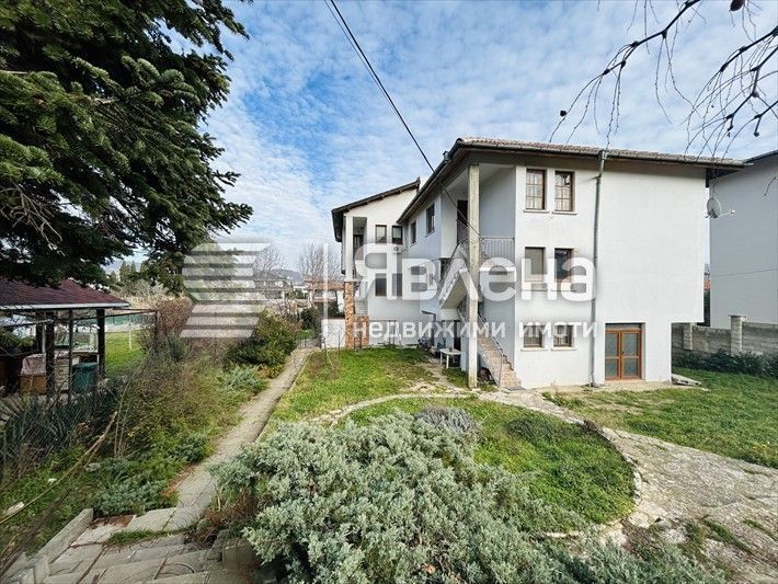 Многофамилен дом за живеене или бизнес!