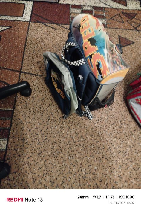 Продавам ученически раници и чантички