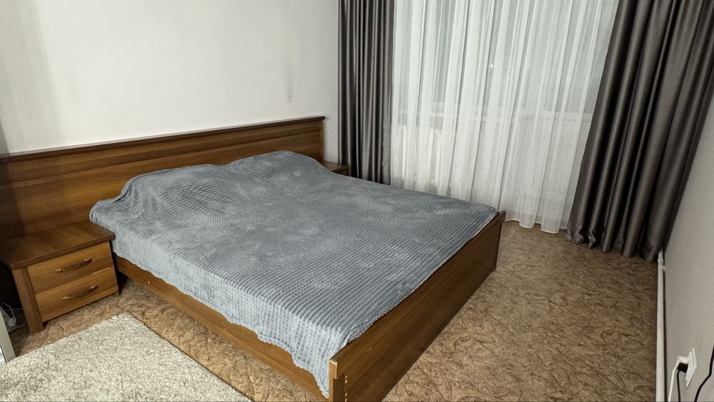 Продам двуспальную кровать с тумбочками без матраса