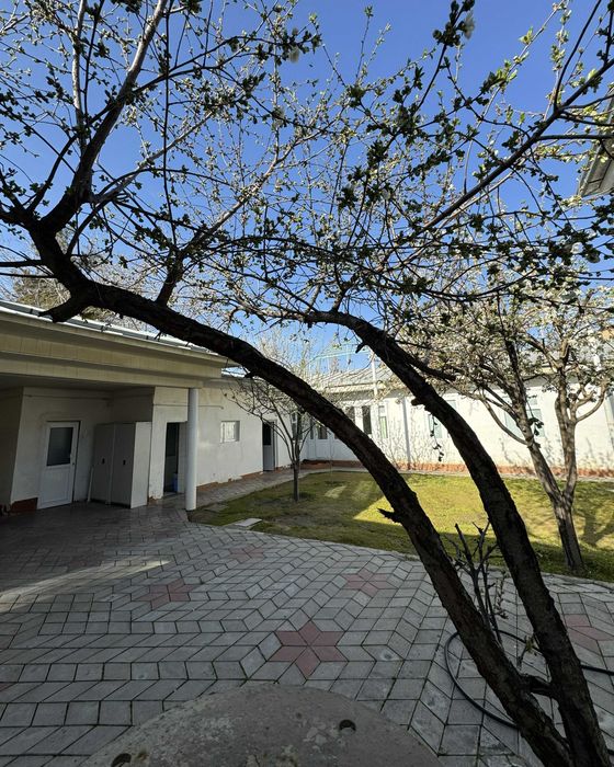 Shoshilinch sotiladi! Burchakda joylashgan katta uy, investorlar uchun