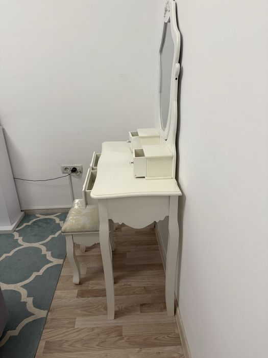 Masă de machiaj elegantă cu oglindă + taburet inclus