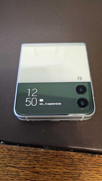 Vand telefon Samsung Z Flip 3 perfect funcțional cu capacul de spate ușor fisurat