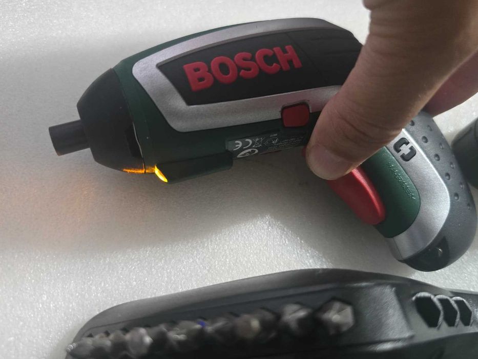Vand Surubelnita Bosch IXO 4 (Generatia 4), statie incarcare, adaptor unghiular si adaptor excentric