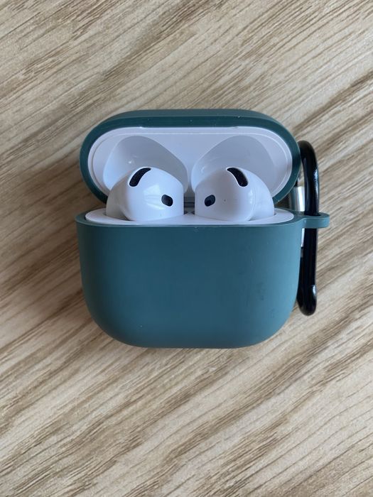 Продам оригинальные AirPods 4