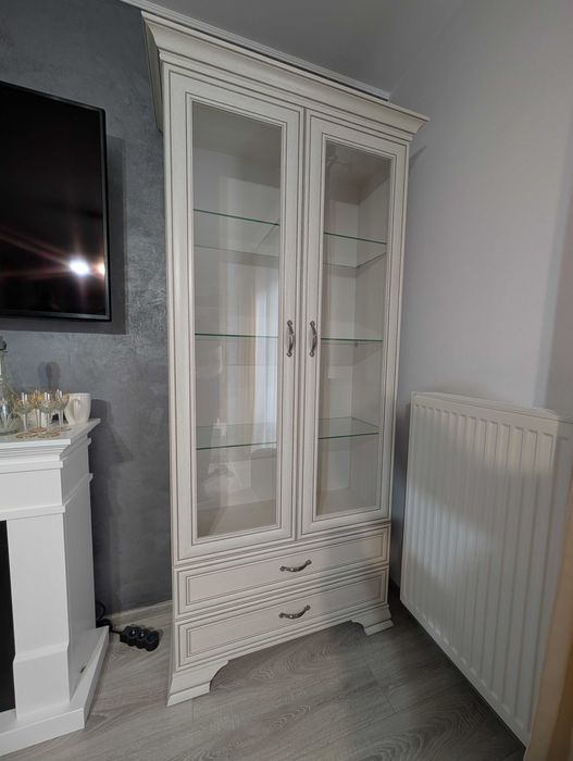 Vitrină mare Mobexpert gama Charme – 2 uși cu sticlă si 2 sertare