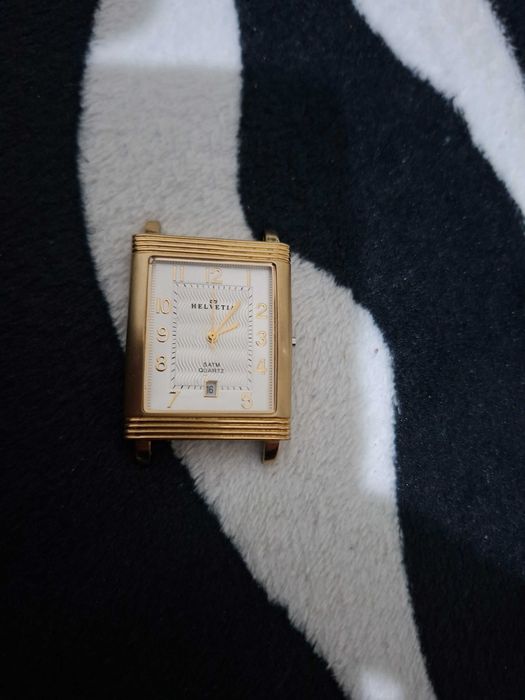 Vand ceas helvitia auriu ceasul fuctional nu are baterie