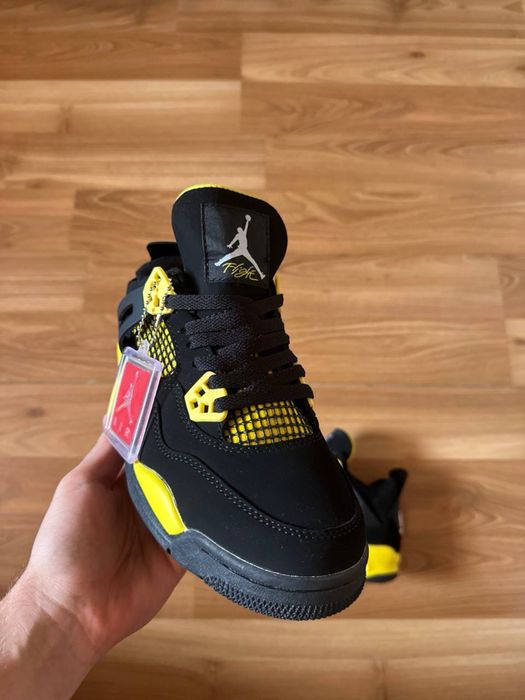 Sneakers Jordan4 cu eticheta (nu Nike, Gucci, Adidas, Balenciaga)
