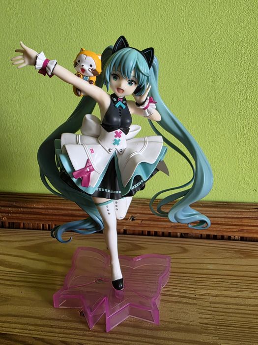 Продавам различни фигурки на Hatsune Miku