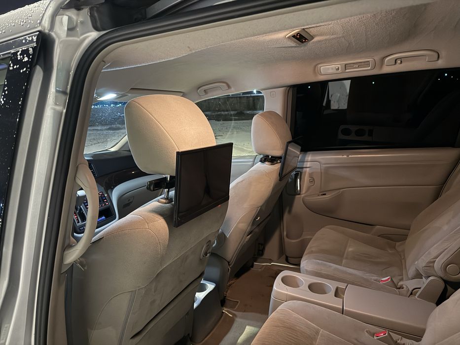 Машина Nissan quest