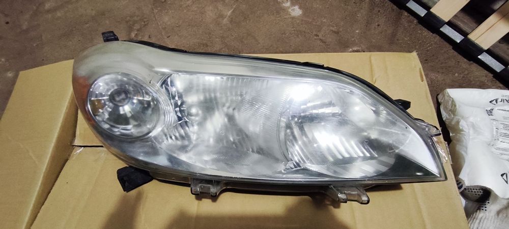 Фары Toyota matrix 2
