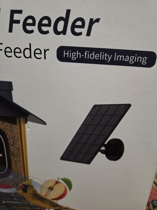 Hrănitoare inteligentă de păsări  si panou solar