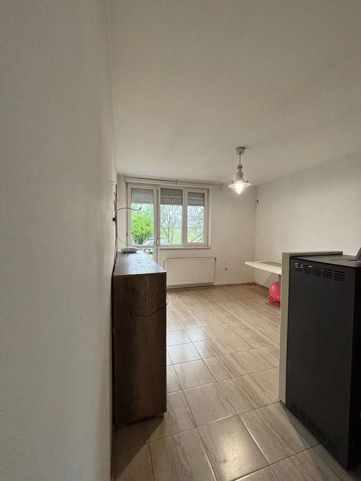 Самостоятелна къща с двор и гараж в Кюстендил