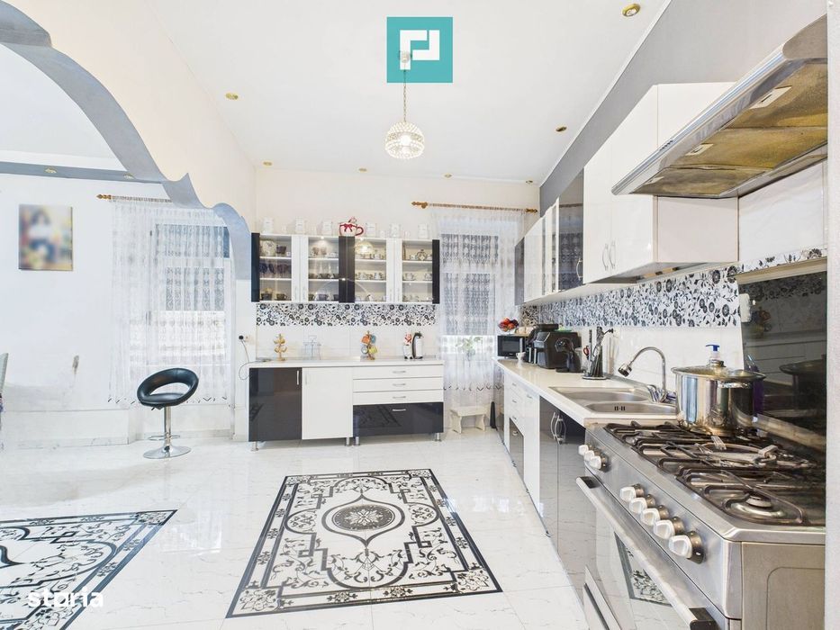 Două case, curte mare, lângă Castelul Corvinilor