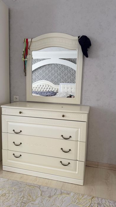 кровать, комод, екы тумбосымен